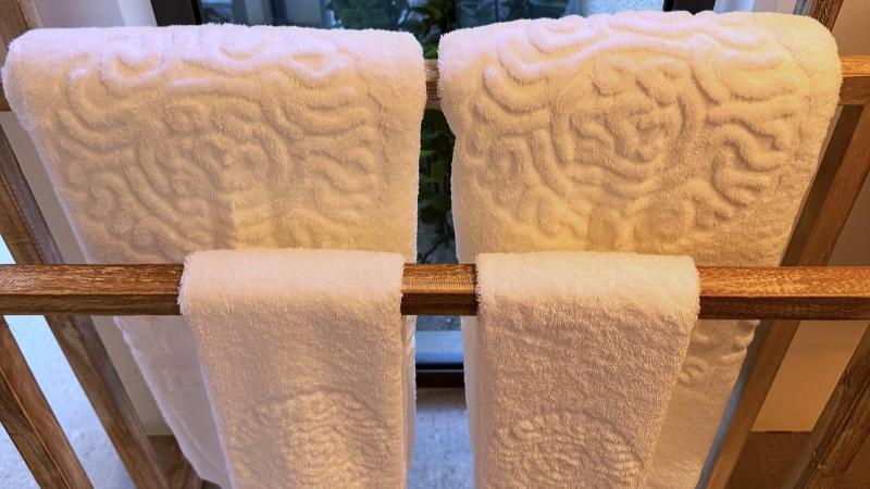 タオルにもメイヤフシ モルディブ特有の模様があしらわれています