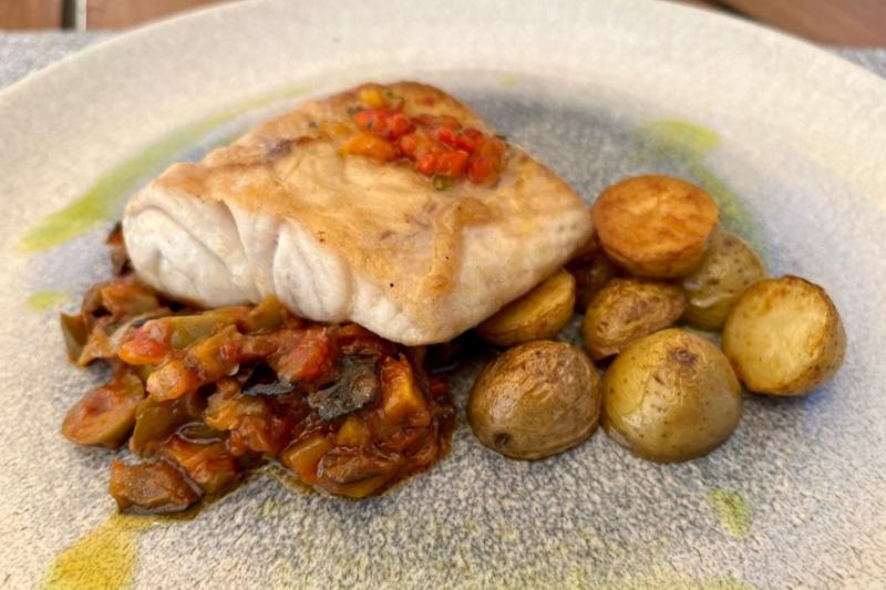 本日の魚料理は、身がふわふわで絶品でした！