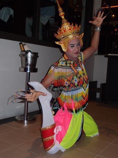 タイのダンサーが目の前で踊ってくれるという簡単なショー