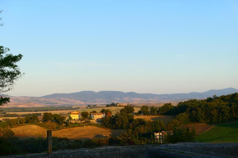 ちょうど日が落ちてくる時間帯のバーニョ ヴィニョーニの景色
