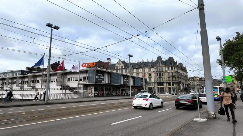 また、どこの都市にもCoop（コープ）、Migros（ミグロ）の2大スーパーマーケットがあるので、生活物資の調達には困りませんでした（写真：スイスのチューリッヒにあるCoop）。Migrosはアルコール扱ってない店舗もあるので注意！