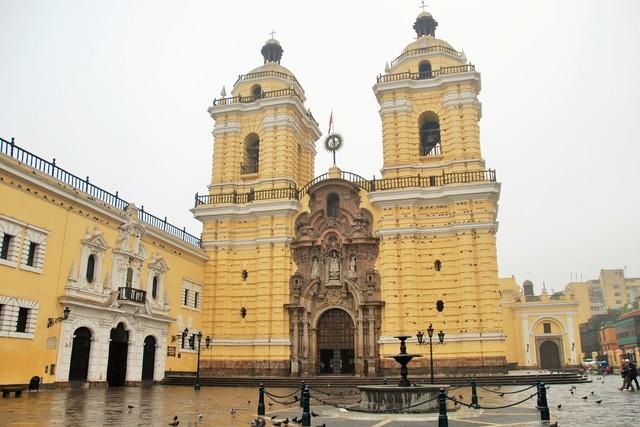 ●カテドラル Cathedral旧市街の中心に位置するカテドラル。広場とその横にカテドラルという組み合わせは珍しくないですが、リマの修道院はペルー最古とあって一味違います。厳かでありながら堂々としたそのたたずまいは一見の価値あります。