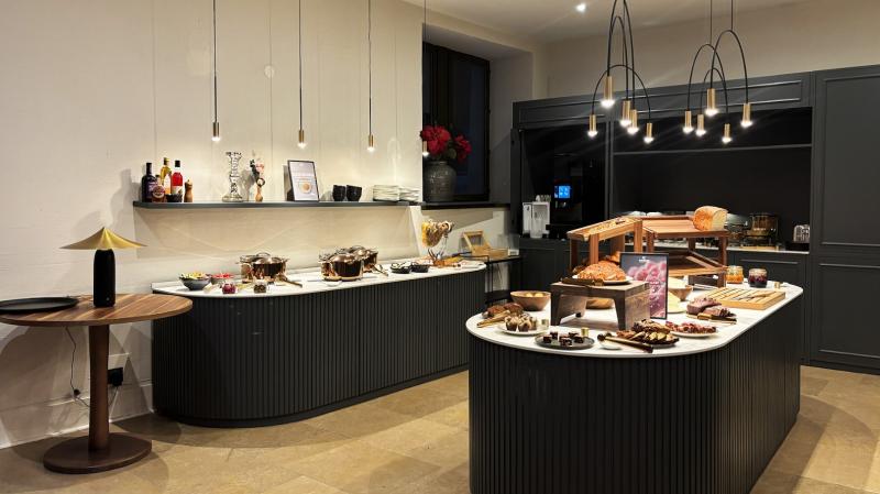 パティスリーのようなビュッフェ会場