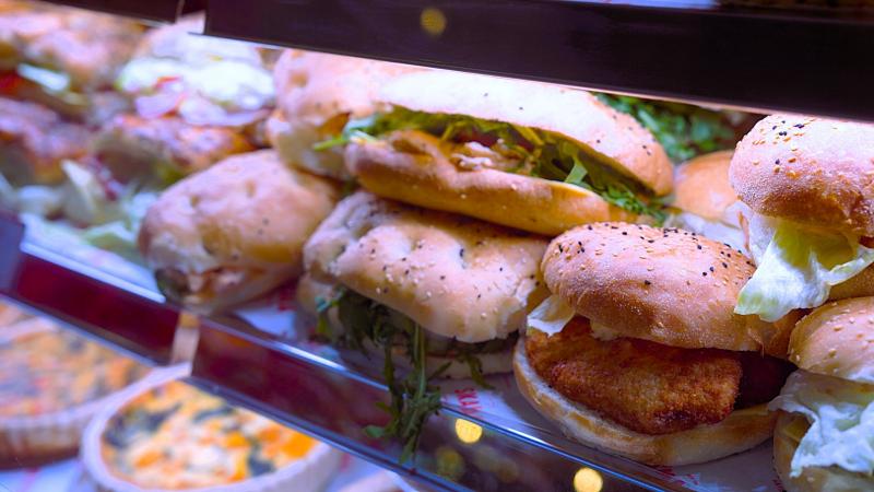 ローカルの方々でにぎわうデリやフードエリア。世界各国の味が集まっており、ランチや気軽な食べ歩きに最適です