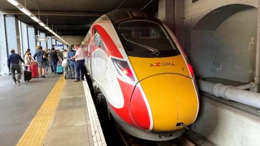 ロンドンからエディンバラまでの移動は列車で！