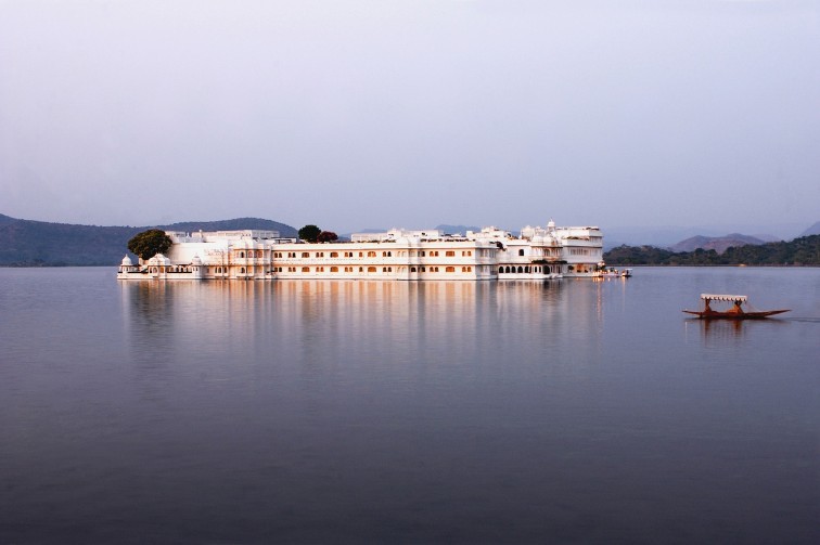 【タージ レイク パレス（インド）】「タージ レイク パレス（Taj Lake Palace）」は、インドの都市ウダイプルの湖の真ん中にマハラジャの避暑地として建てられた宮殿ホテルです。インドの一流ホテルグループ「タージグループ」最高峰のホテルで、一級のサービスを受けることができます。インドの街中の喧噪から離れ、まるでおとぎ話のような世界感を堪能できると評判です。