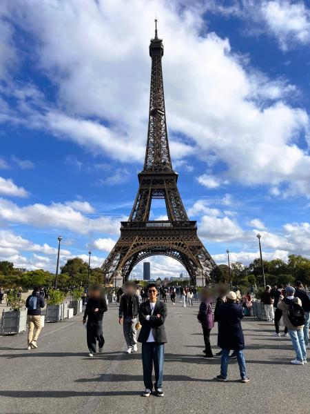 エッフェル塔です。近隣の屋台に焼きとうもろこしがありびっくりしました！