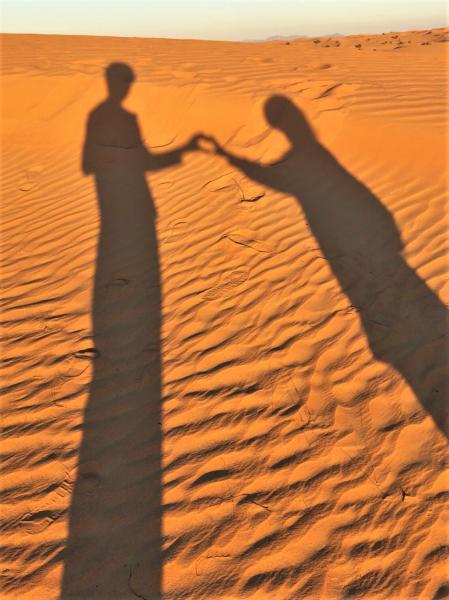 ドバイの砂漠ツアーでのひとコマ。砂漠の夕日が綺麗だったので