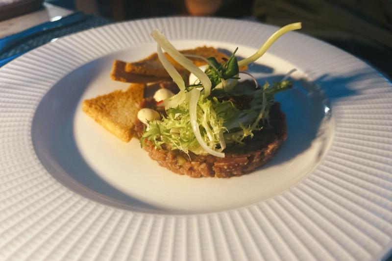 ラールフレストラン 軽く燻製されたレアなビーフ