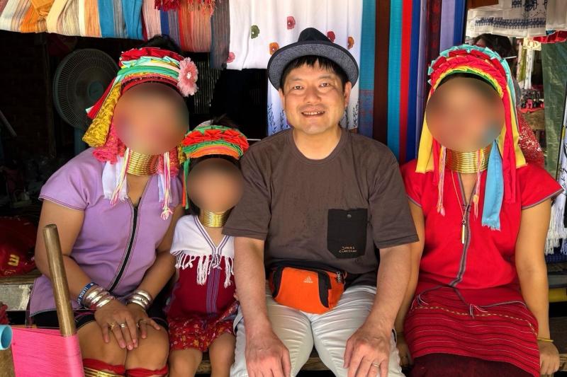 チェンマイ旅行でのひとコマ。首長族の方と一緒に