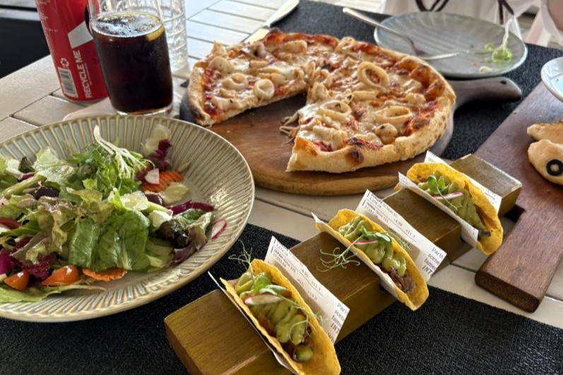 ビーチルージュでのランチ。このシーフードピザが絶品でした
