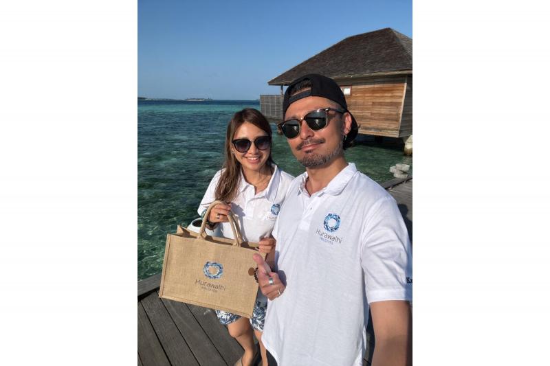 ホテルからいただいた名前の刺繍入りポロシャツを着て