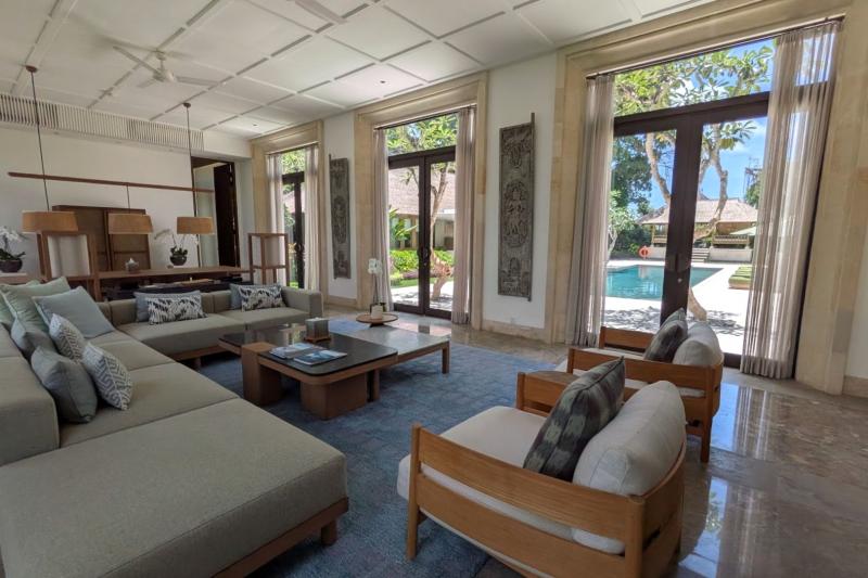 パーティもできるほど広々としたリビングルーム