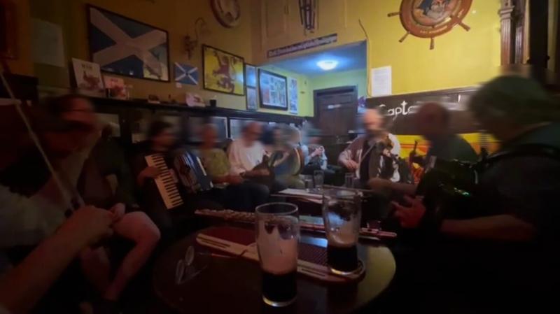 伝統音楽が聴けるパブ「サンディベル」のライブ