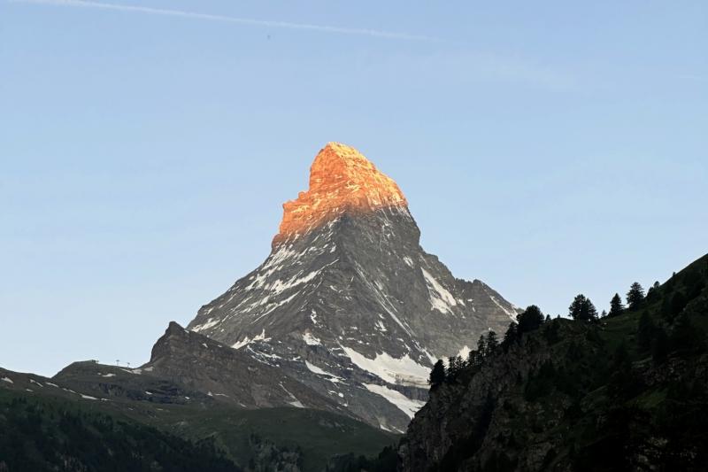 朝焼けに染まるマッターホルン