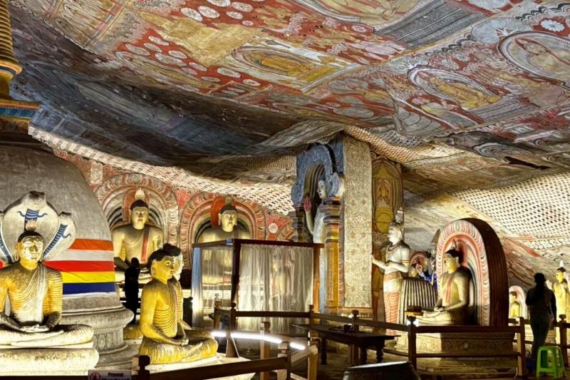 ダンブッラ石窟寺院の色鮮やかな壁画