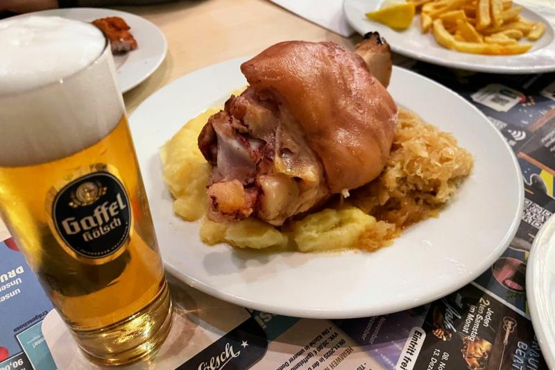 ガッフェルのビアホールにて。ケルシュとアイスバイン