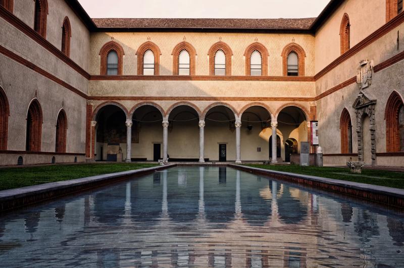 【スフォルツェスコ城】ミラノ公国の統治者であったヴィスコンティ家が14世紀に建設した城塞。15世紀にスフォルツァ家が再建しました。現在、敷地内には博物館があり、ミケランジェロの遺作「ロンダニーニのピエタ」も展示されています。