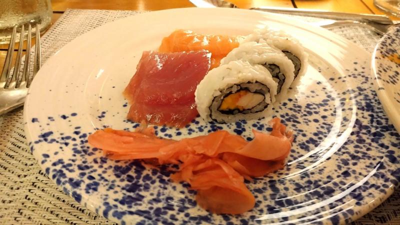 ディナーのビュッフェレストランでは、この日特別メニューのお寿司＆お刺身をいただきましたが、まぐろは本当においしいです。手前はガリです。