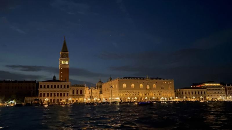 夜のサンマルコ広場（海から）