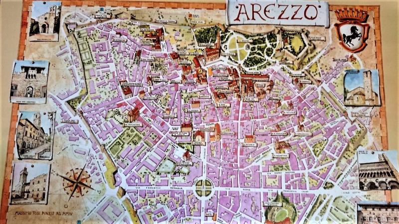 アレッツォのドゥオーモ近くにあるツーリストインフォメーションでもらえる地図（裏面にはホテルなどの情報掲載）
