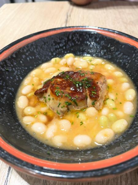 煮豆の上にフォアグラ