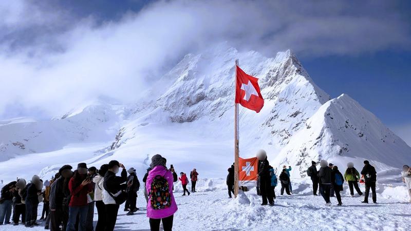 スイストラベルパスやスイスハーフフェアカードで、賢くスイスを巡る旅へ。お得にスイスを楽しみましょう！ （写真はユングフラウヨッホです）