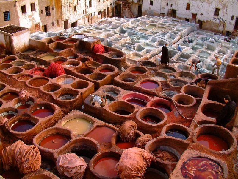 【フェズ】その複雑さは、世界一と言われるほどの迷宮都市フェズ。旧市街では、今も多くの人々がその中で生活をしており、リアルなモロッコの暮らしに触れられ、その魅力を知ることができます。多数のリヤドがあり、ランチだけ楽しめる場所も多いので、あえてメディナに迷い込んでみてお気に入りのリヤドを探してみるのもおすすめです。