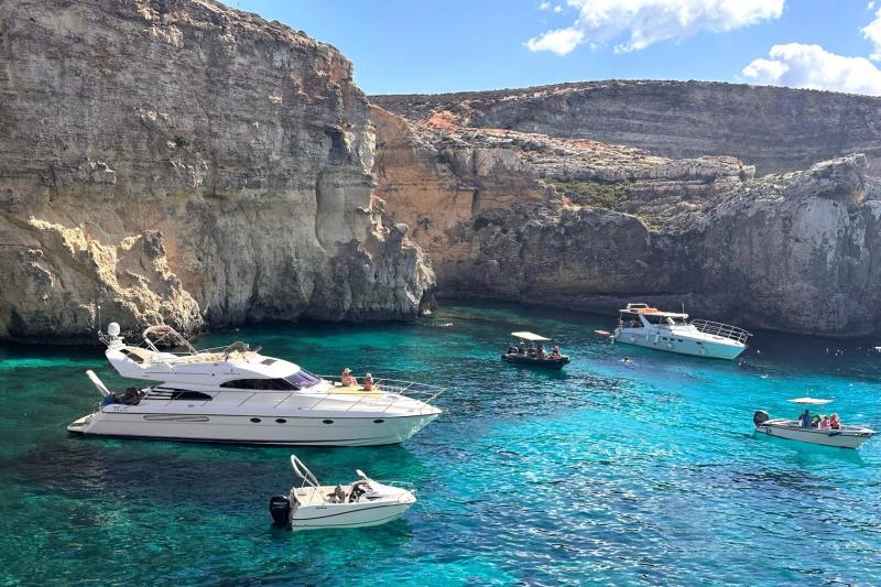 マルタからフェリーですぐのコミノ島