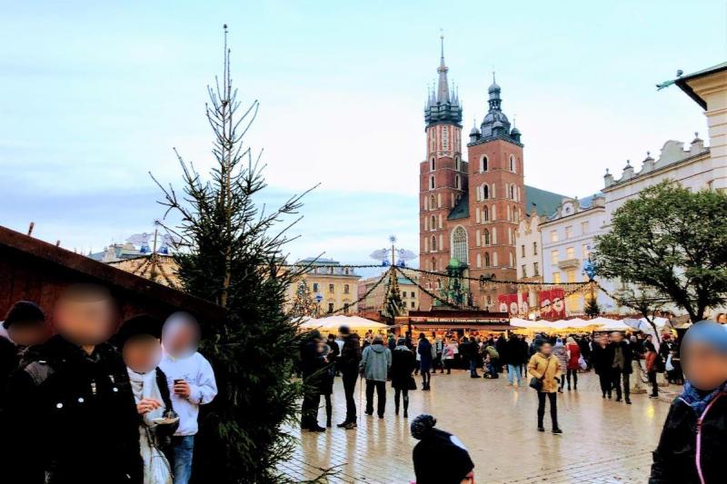 普段はだだっ広い中央広場に、所狭しとクリスマスマーケットが並んでいます♪