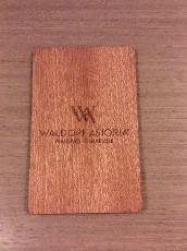 ヴィラの木製カードキーと