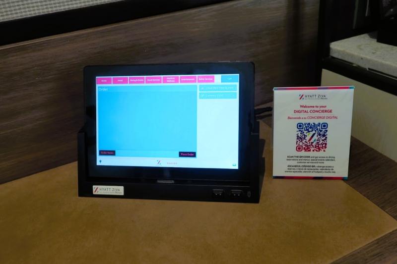 レストランの営業時間などのホテル情報は、備え付けのタブレットから確認できます