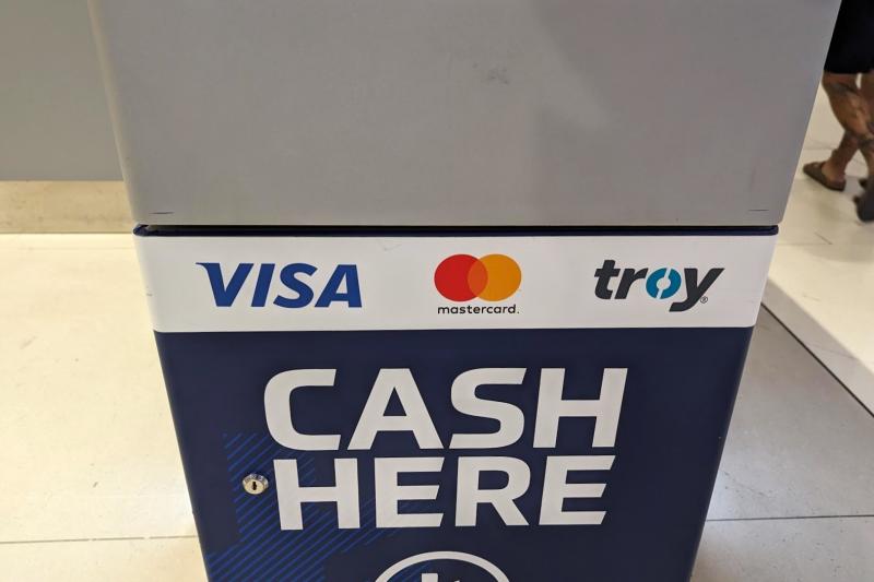 ATMは、VISAとマスターカードが使えます
