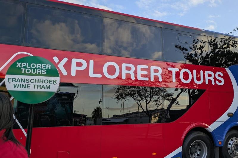 バスに乗りこみます