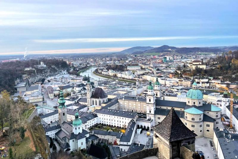 ザルツブルクの街並みとホーエンザルツブルク城