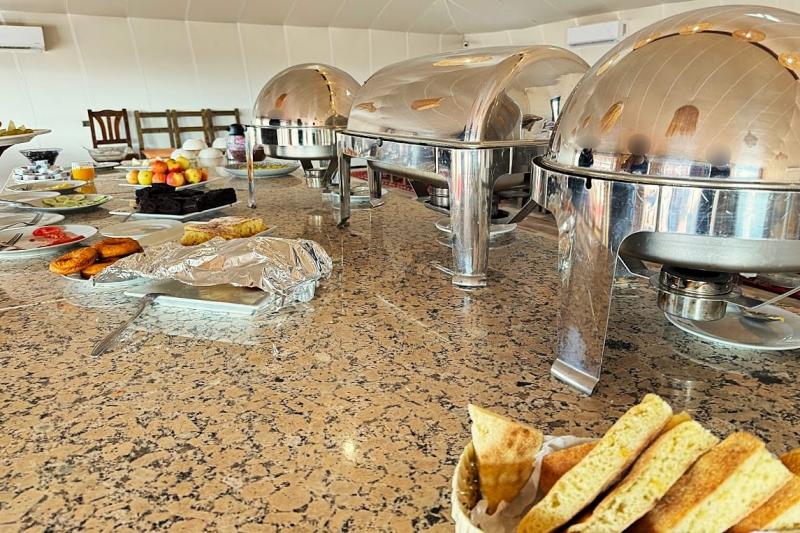 朝食はビュッフェです（写真：朝食ビュッフェの様子）。フルーツや卵料理、ドーナツ、ケーキなどが並びます。