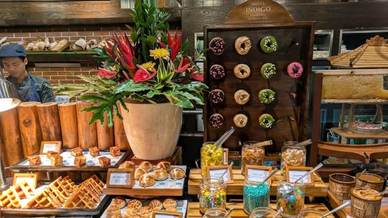 ドーナツやパンもきれいに並べられてます