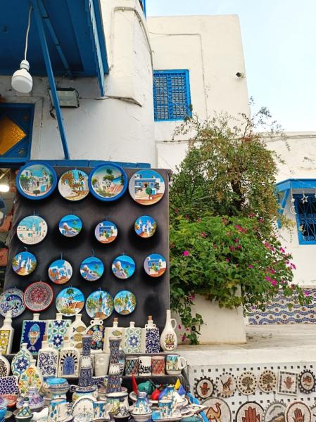 チュニジアンブルーのお土産屋。ファティマの手（5本指の手のひらを模したデザインで中央に目が描かれている）が人気です