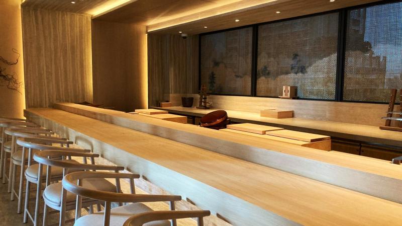 こちらは「セスイ」の寿司カウンター。おまかせメニューが流行だそうです