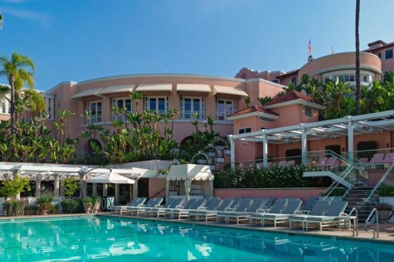 【ザ ビバリー ヒルズ ホテル（アメリカ）】ロサンゼルス国際空港からわずか40分、12エーカーの熱帯庭園とエキゾチックな花に囲まれた敷地に、ピンクの可愛い外観が特徴の「ザ ビバリー ヒルズ ホテル（The Beverly Hills Hotel）」。ハリウッドのセレブに愛されるホテルは、すべてお洒落でセンスの良いデザイン。すぐそばのビバリーヒルズでお買い物するのも夢です。