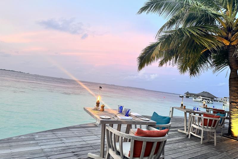 夕暮れ時のレストラン