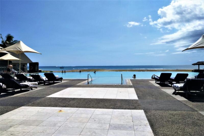 インフィニティープールから見えるナタンドラビーチは世界25選に選ばれた白砂がキレイなビーチです