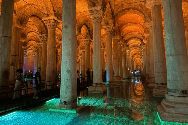 ライトアップされた地下宮殿