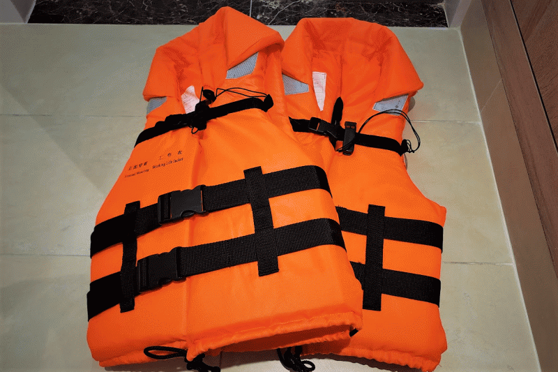海に潜る際は安全のため、お部屋にあるライフジャケットをご利用ください