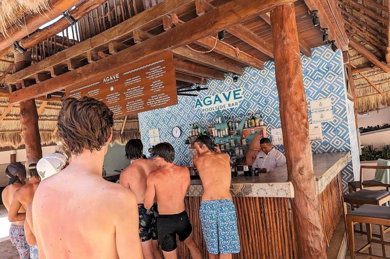「Agave Bar」は、プールそばにあるので音楽と一緒にドリンクを
