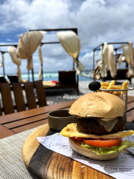 陽光と海風と共に楽しむハンバーガーは格別！