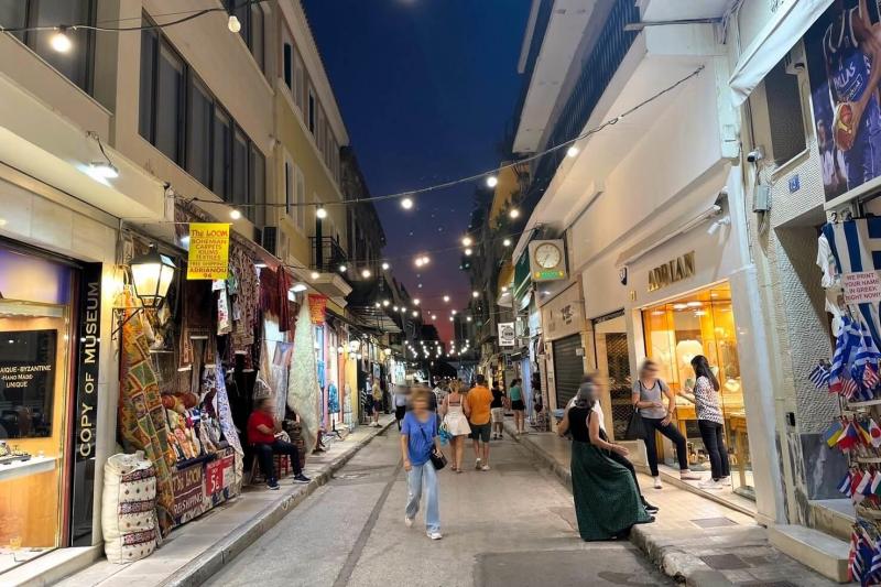 夜のプラカ地区を街歩き（アテネ）