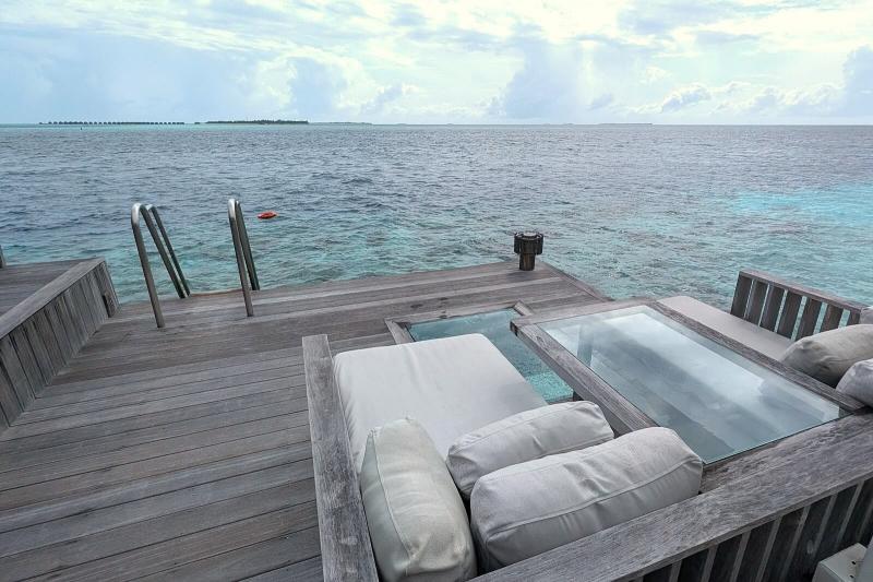 デイベッドの前にはガラス床も