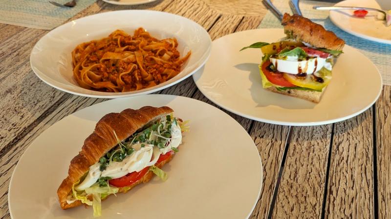 ジュムラのランチタイムは、サンドイッチやパスタなどアラカルトメニューもあります