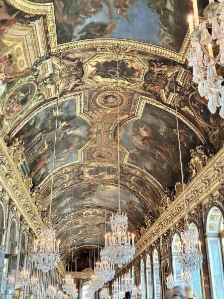 ヴェルサイユ宮殿にも行きました。有名な「鏡の間」